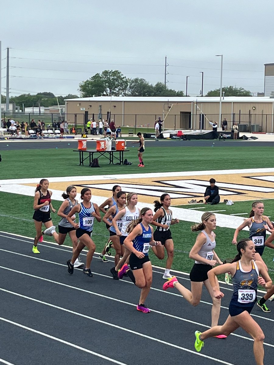 LulingTrack's tweet image. Meadow Guillen out to a great start in the 3200M #ToughestTowninTexas @golulingeagles