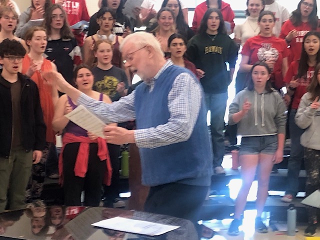 #ArtsEd 🎼 The Rams recently welcomed special guest conductor Marvin Huls to @Harriton_HS as he took some time to share his lifetime of experience in a Masterclass with 2⃣ of the school's vocal ensembles! 👉 link.lmsd.org/huls