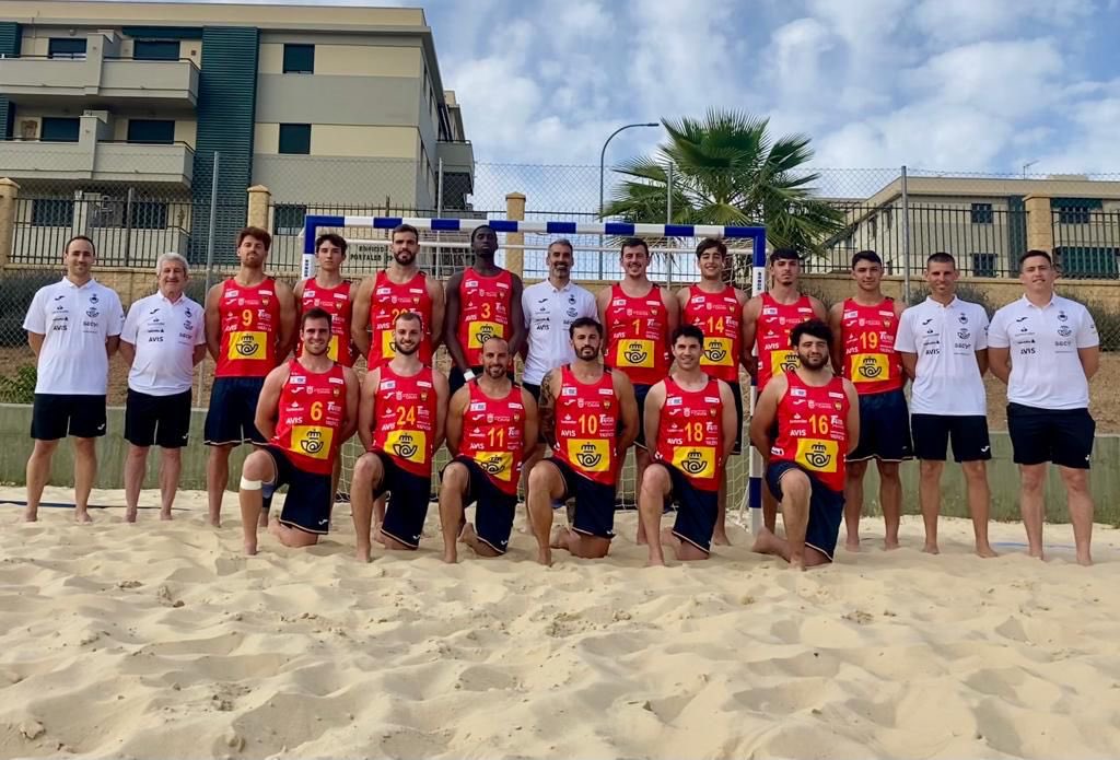 Fundación Fomento Deporte CBMP Ciudad de Málaga (@cbmpciudemalaga) on Twitter photo 🇪🇸 | Representación del <a href="/DeporteFomento/">Fundación Fomento Deporte</a> CBMP Ciudad de Málaga con la Selección Nacional absoluta masculina de balonmano playa, en la primera concentración organizada en Antequera.
#SienteBalonmanoPlaya 🏖️ <a href="/RFEBalonmano/">RFEBalonmano</a> 🇪🇸 | Representación del <a href="/DeporteFomento/">Fundación Fomento Deporte</a> CBMP Ciudad de Málaga con la Selección Nacional absoluta masculina de balonmano playa, en la primera concentración organizada en Antequera.
#SienteBalonmanoPlaya 🏖️ <a href="/RFEBalonmano/">RFEBalonmano</a>