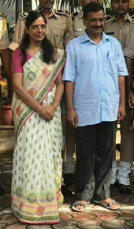 #KejriwalKaMahal There cannot be a greater fraud..cheating people for votes by promising what they do not intend to deliver.Sure..poor people were swayed but ur Karma won't.ur 5 rupee pen and chappals cannot fool people anymore.