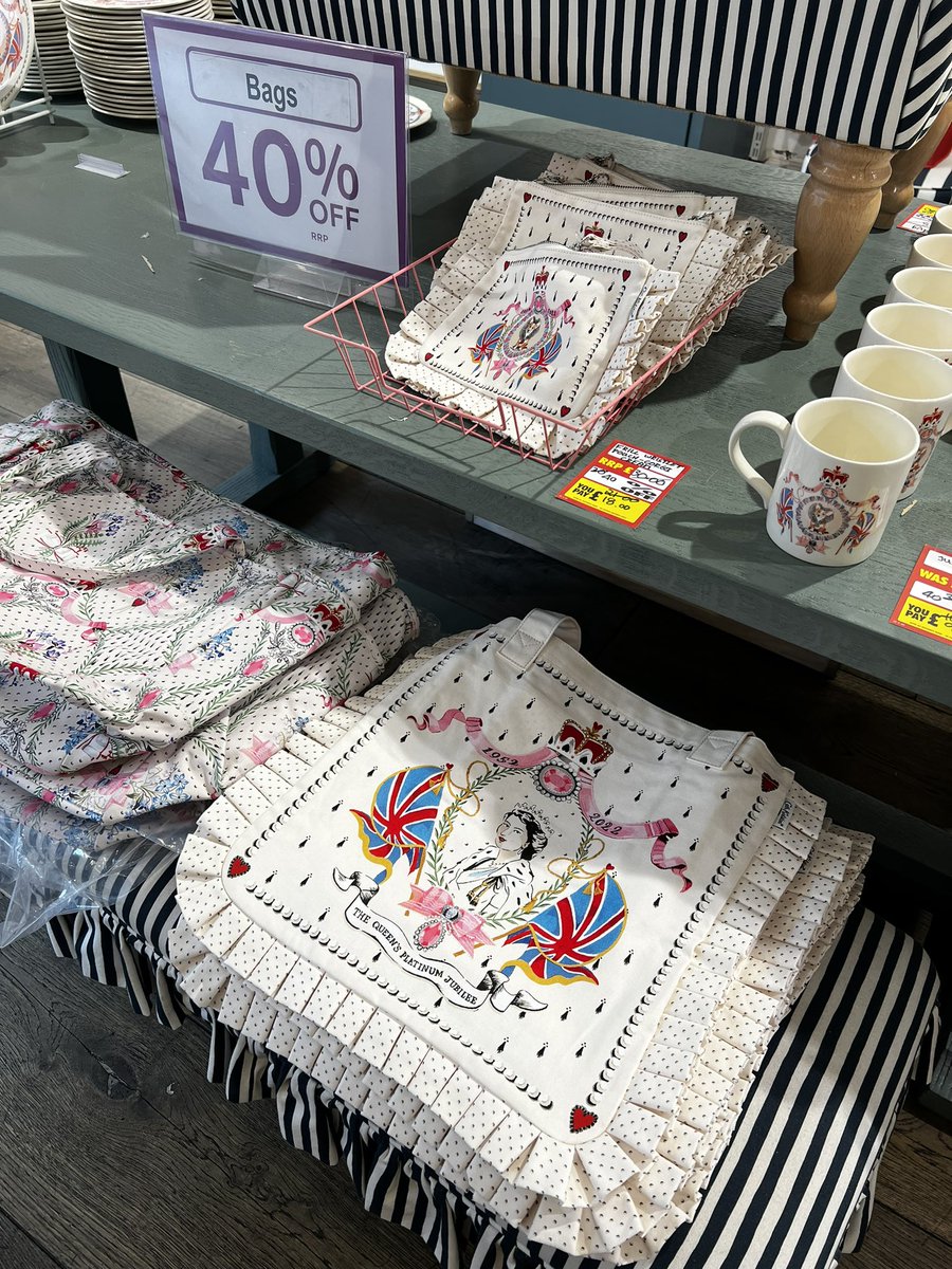 yukako_julia's tweet photo. ピカデリーサーカスのCath Kidsonが閉店セールしてたよ。🇬🇧
エリザベス女王のプラチナジュビリーのトートバッグがふりふりで可愛かった。 https://t.co/SDw0orrN5y