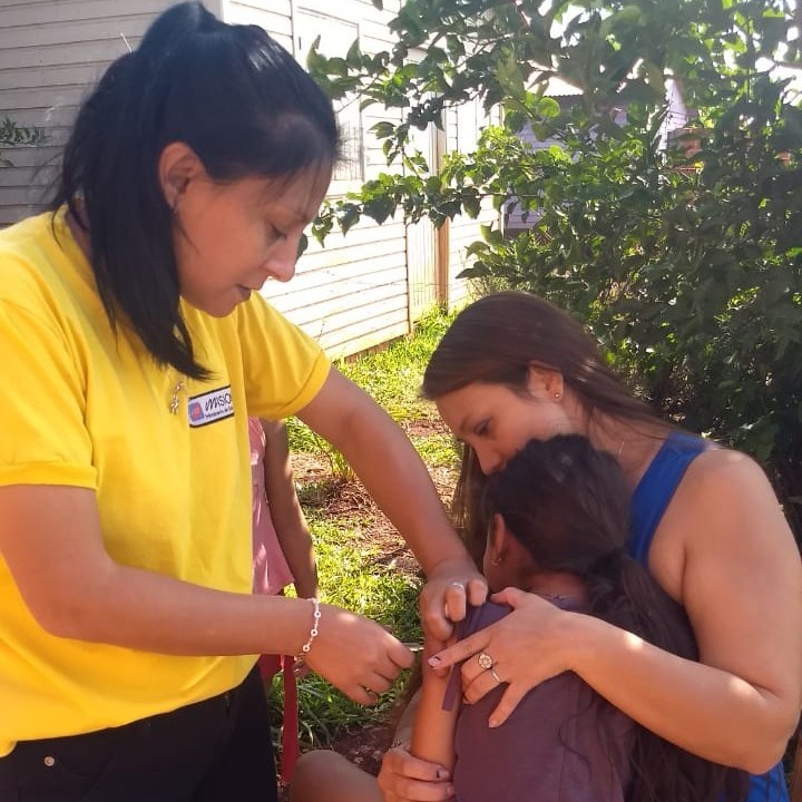SaludMisiones's tweet photo. Vacunación en el CAPS
📷CAPS n° 32 - Itaembe Mini
📷Completando esquemas vecinos del barrio se acercaron al caps.
#Hagamosquelasaludsigacreciendo #SiMisiones #CadaVacunaCuenta 
@gobmisiones @herrerayflia @MinistroAlarcon @antunezproeza @carlitos_baez @DrDanieloSilva https://t.co/l5A3dmE5qY