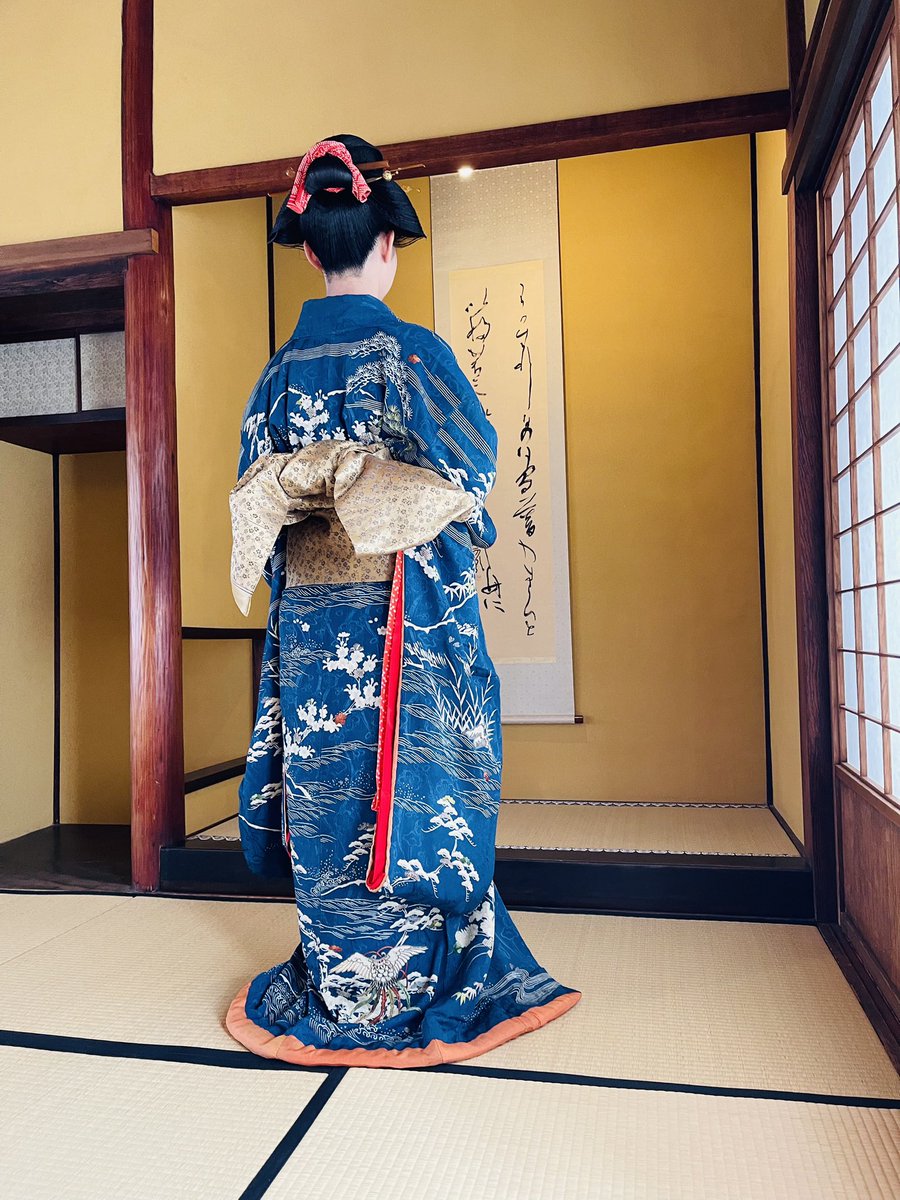 灯籠鬢島田髷の後ろ姿。 丸帯（明治期）を吉弥結びにしています。 帯の 