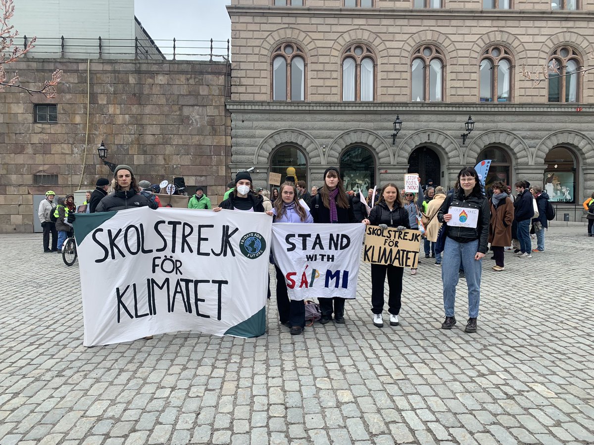 Skolstrejk för klimatet vecka 245. Idag skedde en speciell riksdagsdebatt om senaste IPCC-rapporten, som beskrivits som ett sista varningsrop från världens samlade forskarkår. 1/3 #FridaysForFuture #SchoolStrike4Climate #TomorrowIsTooLate