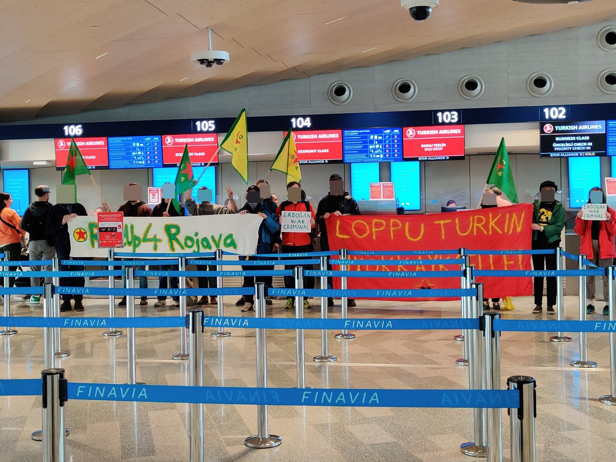 R4RFinland's tweet image. !! RiseUp4Rojavan aktivistit blokkaavat Turkish Airlinesin lähtöselvitystä Helsinki-Vantaan lentokentällä. Turkish Airlinesin suurin omistaja on Turkin valtio, ja sen voitot rahoittavat suoraan Turkin laittomia sotatoimia Kurdistanissa.
#RiseUp4Rojava #SmashTurkishFascism