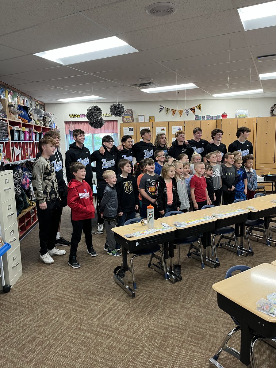 ikebaseball20's tweet image. Your Tigers had a great opportunity to go to Explorer Elementary to greet and talk to the students.  #dosomethingcool