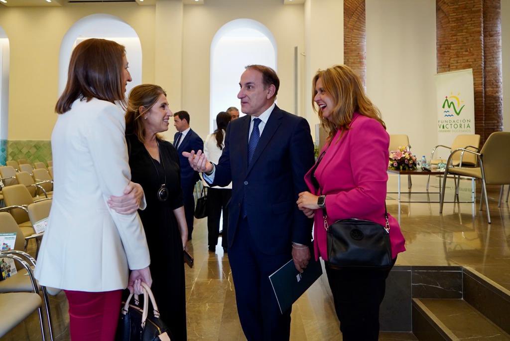 El alcalde, <a href="/pacodelatorrep/">Paco de la Torre</a>, acompañado de las concejalas de Promoción de la Ciudad y Captación de Inversiones, <a href="/rsanchezmlg/">Rosa Sánchez</a>, y de <a href="/MalagaJuventud/">Área de Juventud</a>, María Paz Flores, ha asistido hoy en la Casa Diocesana, a la clausura del X Encuentro de Empresas organizado por la <a href="/fvictoria_es/">Fundación Victoria</a>