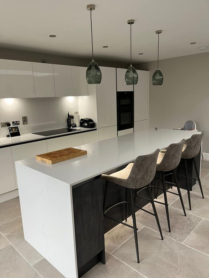 thekitchendepot's tweet image. We've recently added this sleek design to our incredible collection of customer kitchens 👉 bit.ly/3LdUuWH

This modern kitchen features White Gloss and Silver Metal Slate doors and is complimented by a mixture of silver and black rails 🩶🤍 

#WhiteKitchen #GlossKitchen