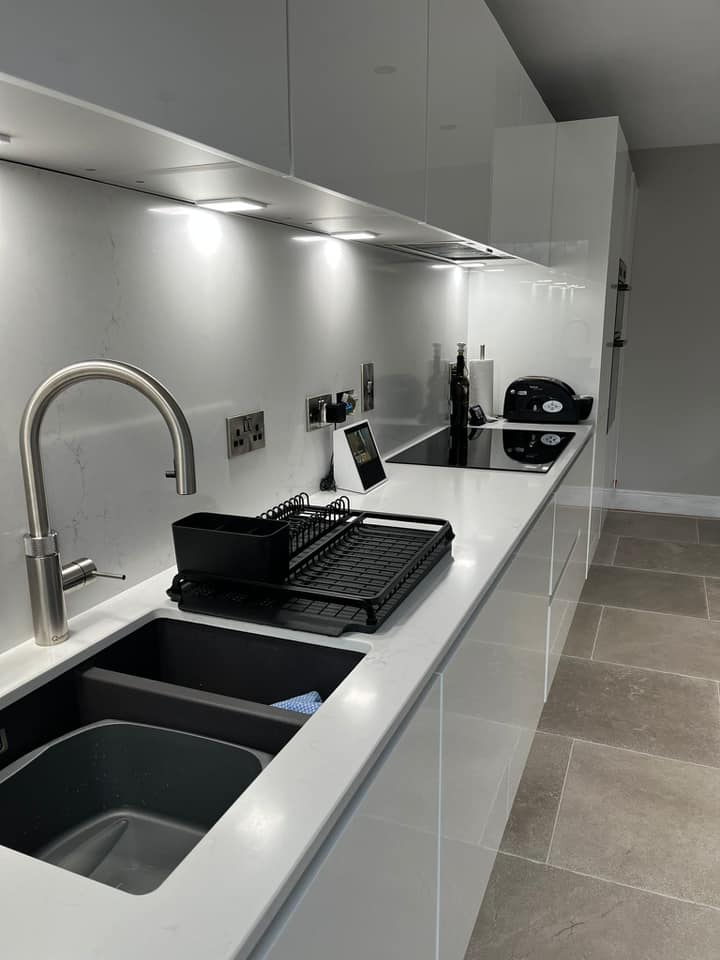 thekitchendepot's tweet image. We've recently added this sleek design to our incredible collection of customer kitchens 👉 bit.ly/3LdUuWH

This modern kitchen features White Gloss and Silver Metal Slate doors and is complimented by a mixture of silver and black rails 🩶🤍 

#WhiteKitchen #GlossKitchen
