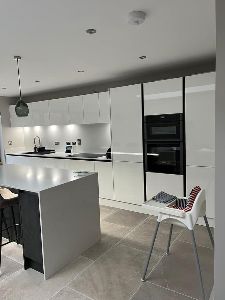 thekitchendepot's tweet image. We've recently added this sleek design to our incredible collection of customer kitchens 👉 bit.ly/3LdUuWH

This modern kitchen features White Gloss and Silver Metal Slate doors and is complimented by a mixture of silver and black rails 🩶🤍 

#WhiteKitchen #GlossKitchen