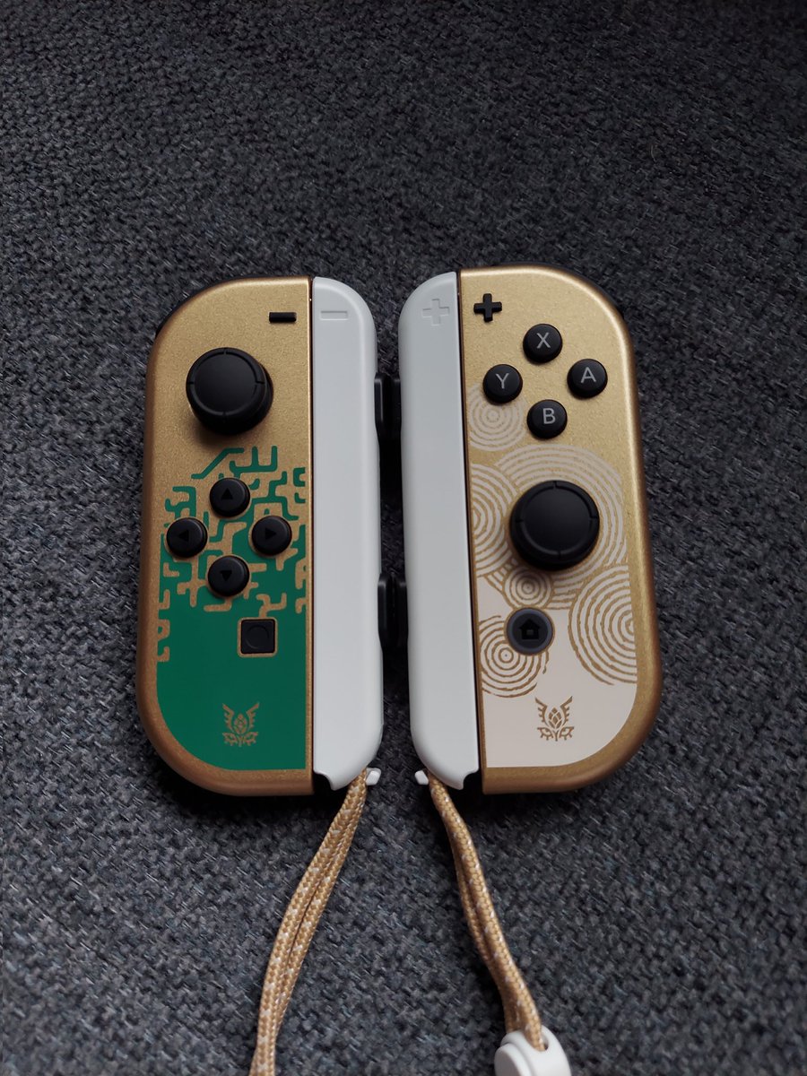 rosekip21's tweet photo. GUYS! IT'S ABSOLUTELY GORGEOUS ππ I can't get over how beautiful everything is! Ahhhhh I love it so much! And Zach ended up paying this off for me ;v; he said it's my early bday gift. This is the 2nd time he's bought me a Switch π best hubby ever π
#totk #OLED #ZeldaOLED https://t.co/V57pJm6oRX