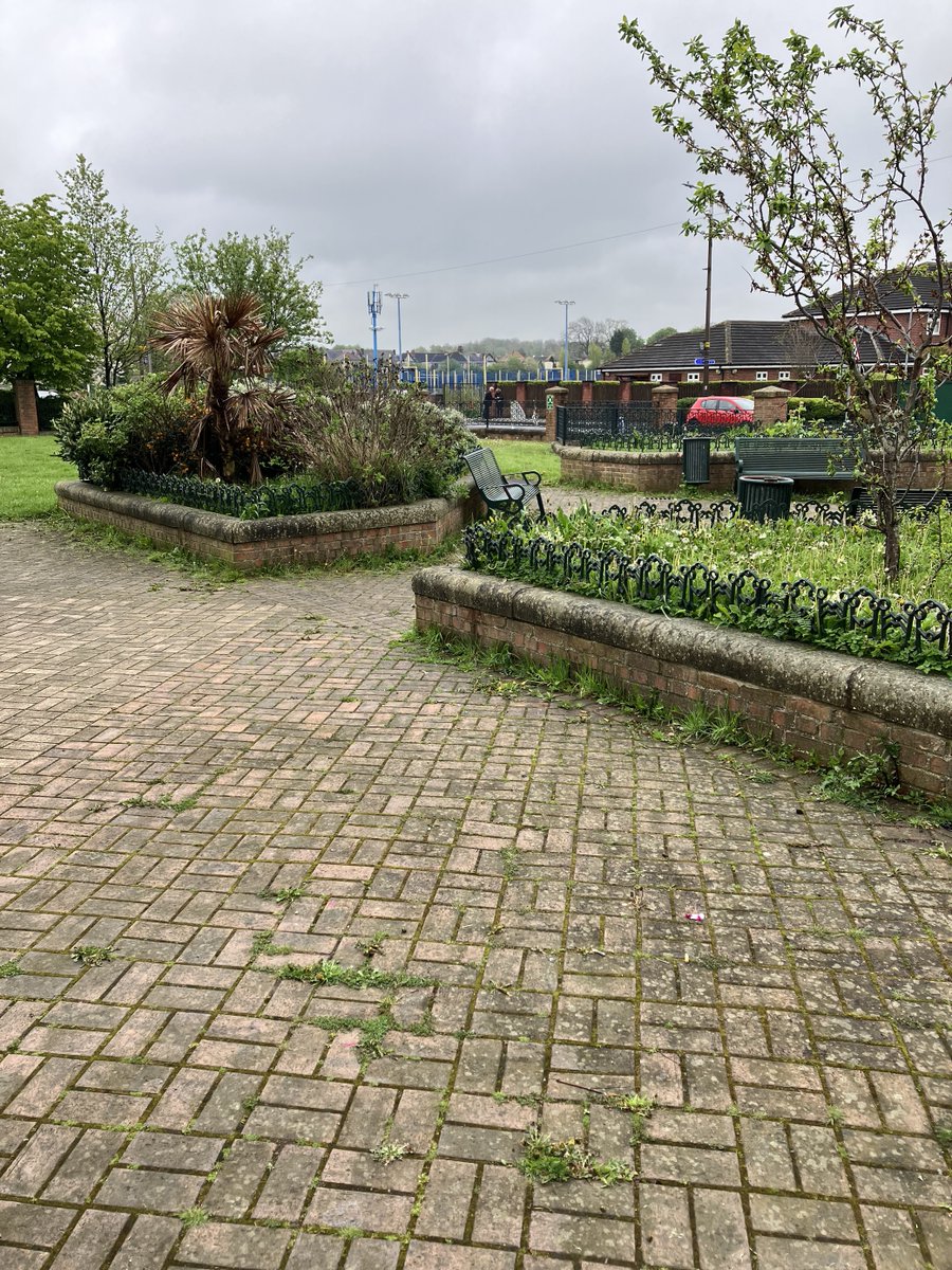 CP_OPSMNGR's tweet photo. Some fantastic work carried out by the Community Payback Team at Houghton Road centre in partnership with @DearneAreaTeam, tidying their outdoor areas and planters. https://t.co/AHxaYC6zd3