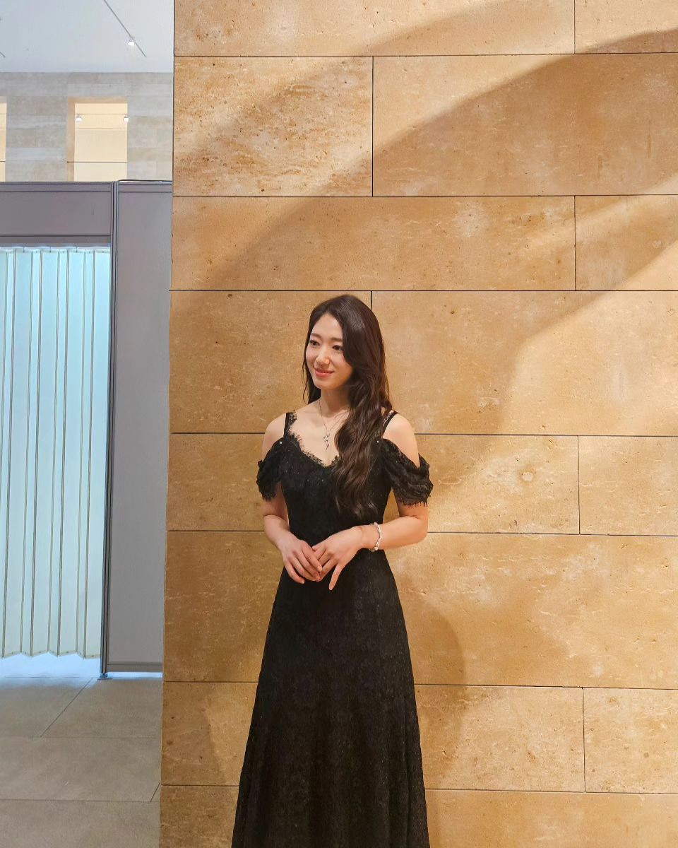 bbeumshinhye's tweet photo. 230429 솔트ent 인스타

하 블랙 드레스 너무 잘 어울려 🖤
오늘 헤메코 너무 찰떡이야 미쳤ㅇㅓ..
신혜는 뭔가 롱 스타일링이 진짜 잘 어울림..🫶
이제 신혜만 셀카 들고 오면 된다 !!!!!

#박신혜 #ParkShinHye #朴信惠 #パク・シネ https://t.co/dNMRuwmKZA