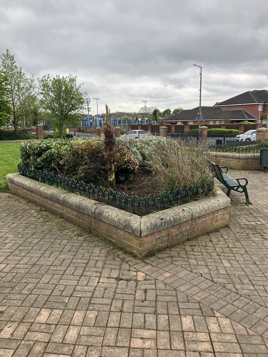 CP_OPSMNGR's tweet photo. Some fantastic work carried out by the Community Payback Team at Houghton Road centre in partnership with @DearneAreaTeam, tidying their outdoor areas and planters. https://t.co/AHxaYC6zd3
