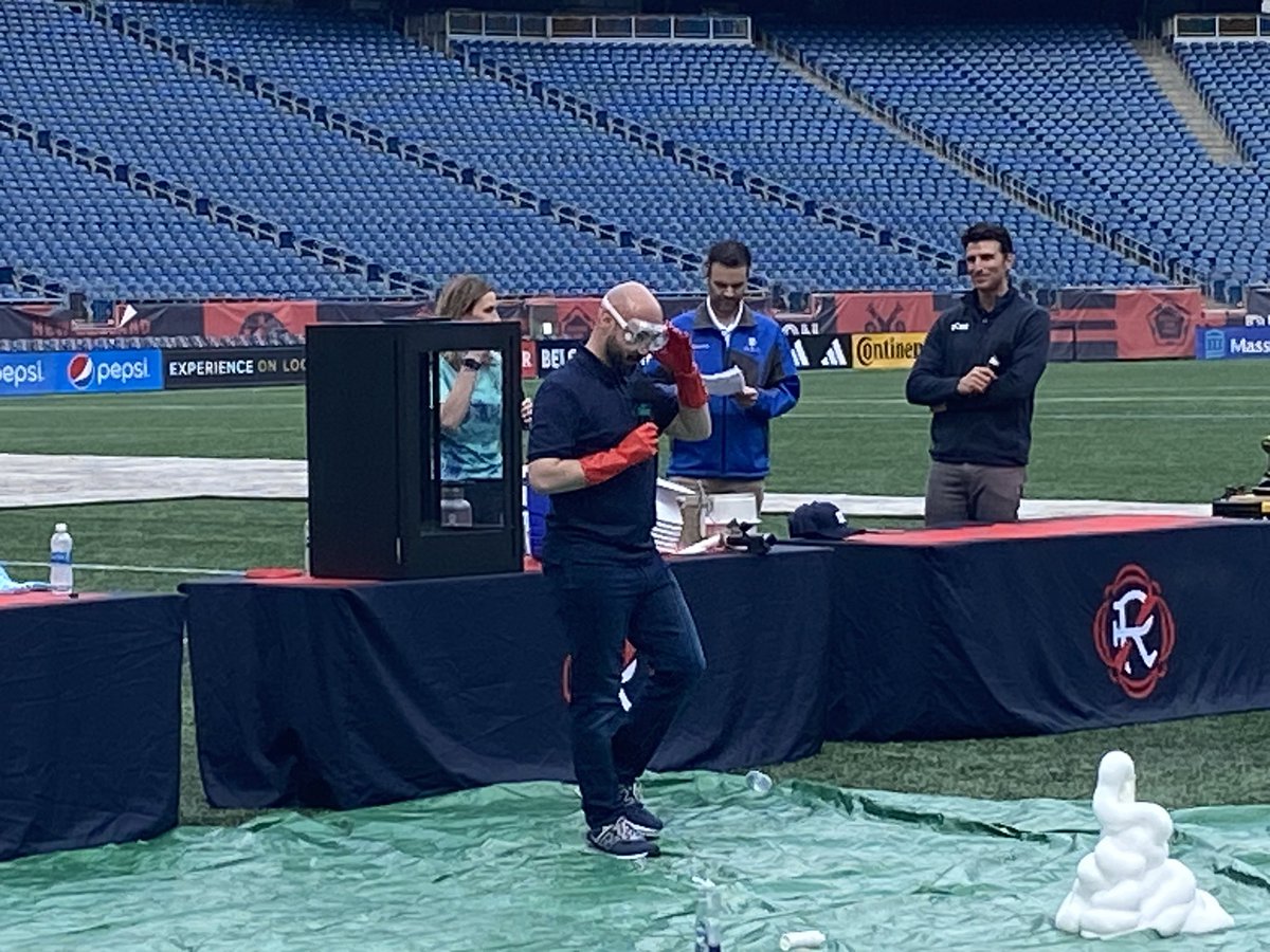PrincipalJQuinn's tweet photo. @4cast4you shows how Science can make ‘Elephant Toothpaste’. Big hit with students! @ericfisher @sarahwroblewski @TerryWBZ @NERevolution @MSAA_33 @MadisonPerlmut1 @GilletteStadium @wbz #WeatherDay @SDubzinski @YGB70 https://t.co/PtebOUN1Qk