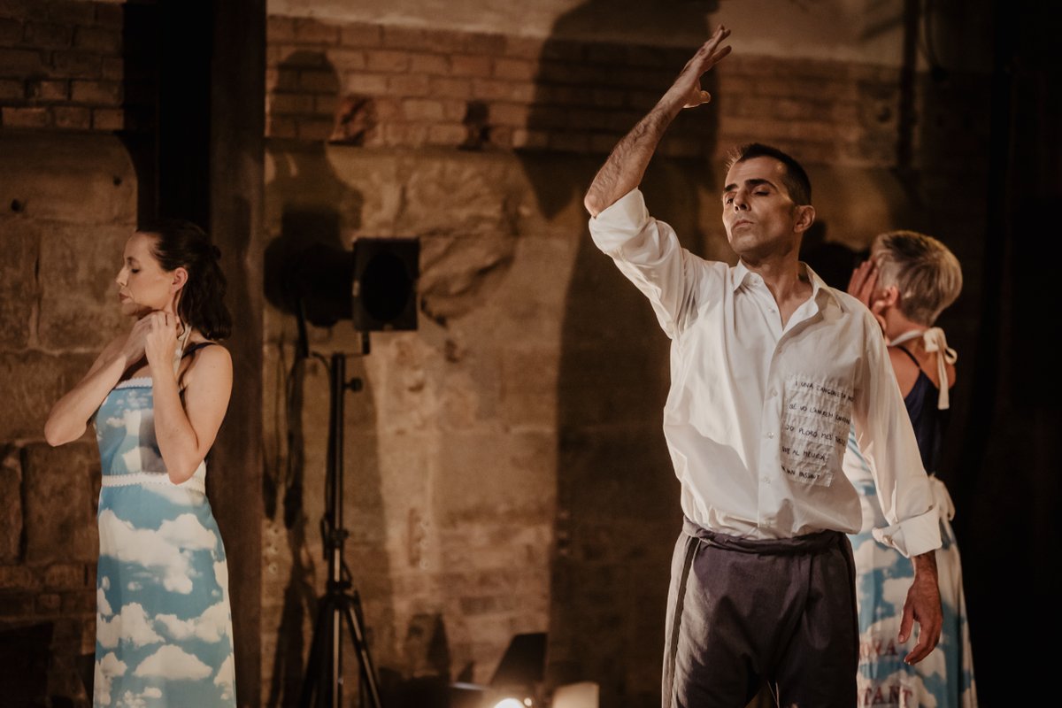 esbartciutatcom's tweet photo. SOLC, un espectacle de: Coreografia i direcció:
@NINONA68 i @llcalduch
Música i interpretació: @ArnauObiolsC 
Posada en escena i assessorament coreogràfic: @robolivan
Disseny vestuari: Joan Salvadó Bonet Disseny il·luminació: @polpayret https://t.co/EvwLzdXD8x