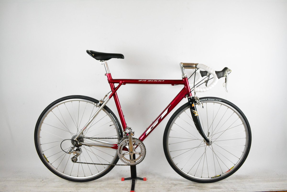 Und wieder haben wir etwas neues in unserem Onlineshop.
GT ZR2000 Rennrad 54cm 
Jetzt hier bestellen! der-ritzler.de/products/gt.
#rennrad #vintagebikes #velo #racer #racingbike #racebike #cycling #cyclinglife