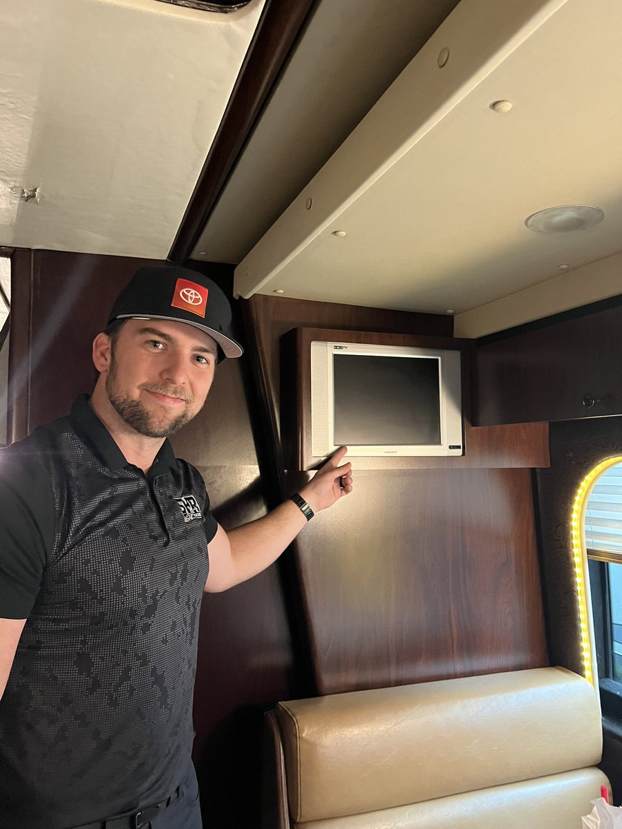 .<a href="/SamHunt22/">Sam Hunt</a> finally broke down and bought himself a plasma tv