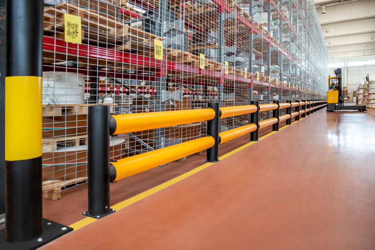 Saxun_Solar's tweet photo. Hoy, Día Mundial de la #Seguridad en el Trabajo, os contamos que se han instalado protecciones en las estanterías de almacenaje de #bobinas de #aluminio. Impiden golpes a las estanterías. Prevención es #Salud.
#prevención #riesgoslaborales #díamundialdelaseguridadlaboral https://t.co/jWcFuFh9Vm