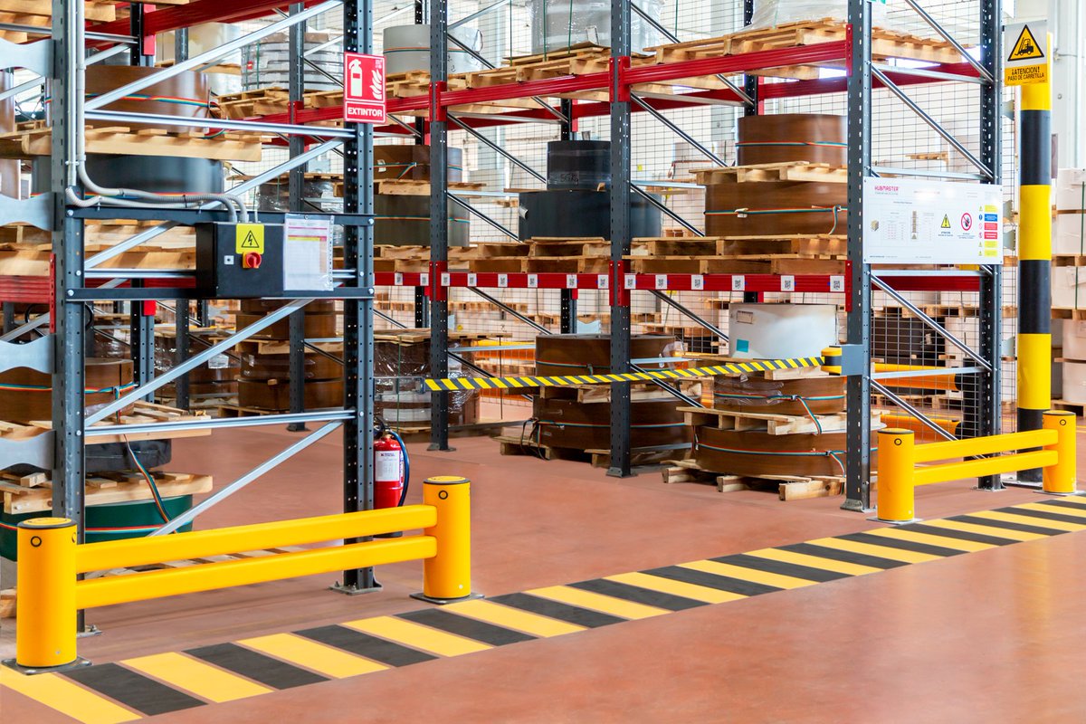 Saxun_Solar's tweet photo. Hoy, Día Mundial de la #Seguridad en el Trabajo, os contamos que se han instalado protecciones en las estanterías de almacenaje de #bobinas de #aluminio. Impiden golpes a las estanterías. Prevención es #Salud.
#prevención #riesgoslaborales #díamundialdelaseguridadlaboral https://t.co/jWcFuFh9Vm
