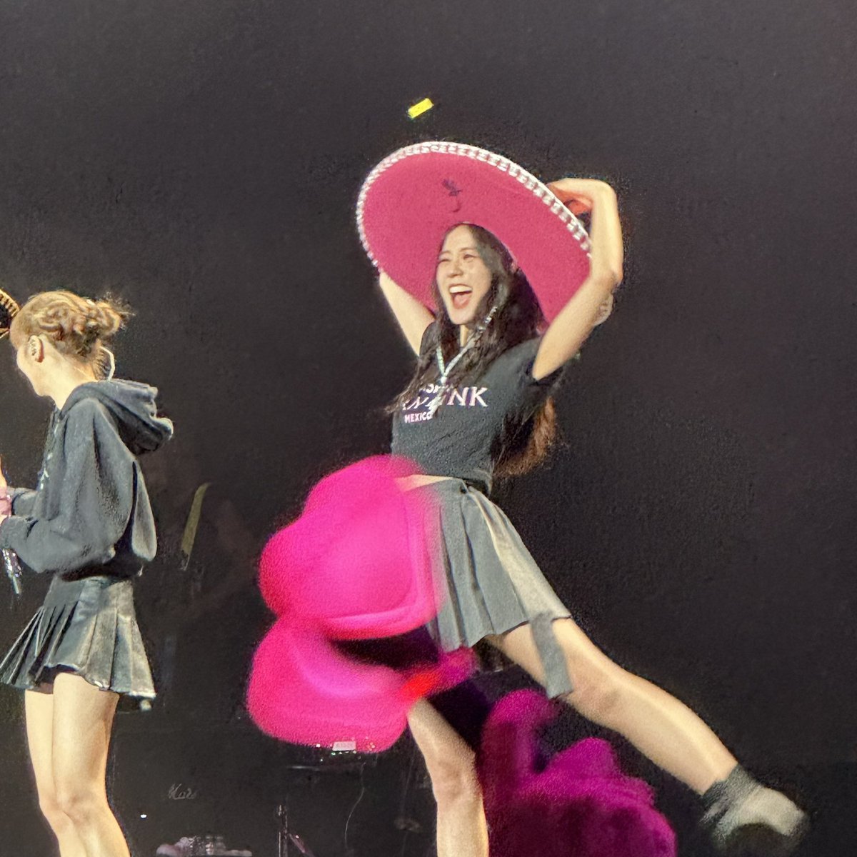 lalisatorta's tweet photo. what a beautiful photo 🥺 https://t.co/YEuirnu41e