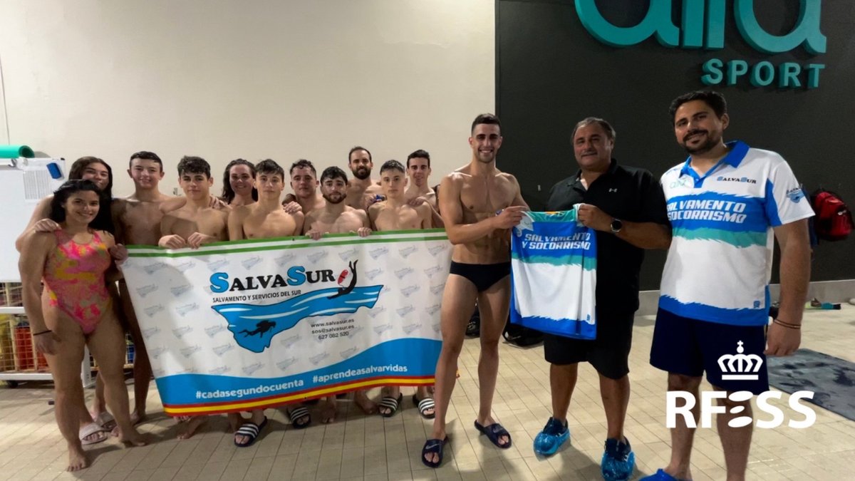 RFESS1's tweet photo. 🏊‍♀️🛟 La @RFESS1 junto a Juan Gabriel Villanueva, presidente de la Federación #Argentina de Salvamento Acuático, asisten al entrenamiento del @SalvasurSOS de #CórdobaEsp para conocer cómo desarrollan la práctica deportiva en piscina.

#salvamentoysocorrismo https://t.co/icyniwpZek