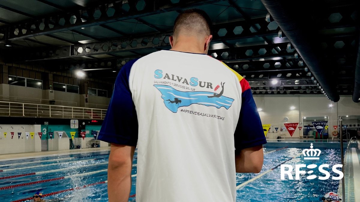 RFESS1's tweet photo. 🏊‍♀️🛟 La @RFESS1 junto a Juan Gabriel Villanueva, presidente de la Federación #Argentina de Salvamento Acuático, asisten al entrenamiento del @SalvasurSOS de #CórdobaEsp para conocer cómo desarrollan la práctica deportiva en piscina.

#salvamentoysocorrismo https://t.co/icyniwpZek