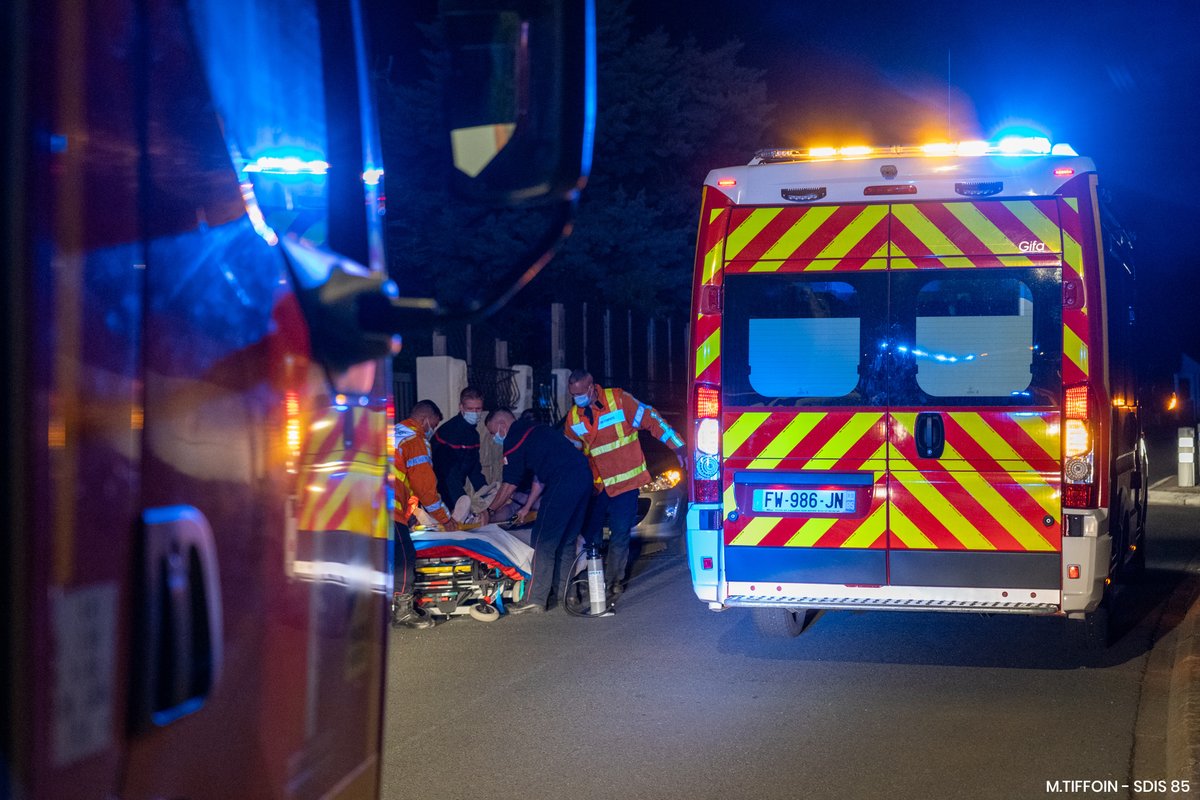 SDIS85's tweet photo. Les sapeurs-pompiers vous invitent à la prudence sur les routes :
- Limitez votre vitesse
- Ne prenez pas le volant sous l'emprise d'alcool ou de stupéfiant
- N'utilisez pas votre téléphone en conduisant
- Respectez une pause toutes les 2 heures
Bon week-end 
#longweekend #vendée https://t.co/Aizb6y7sNu