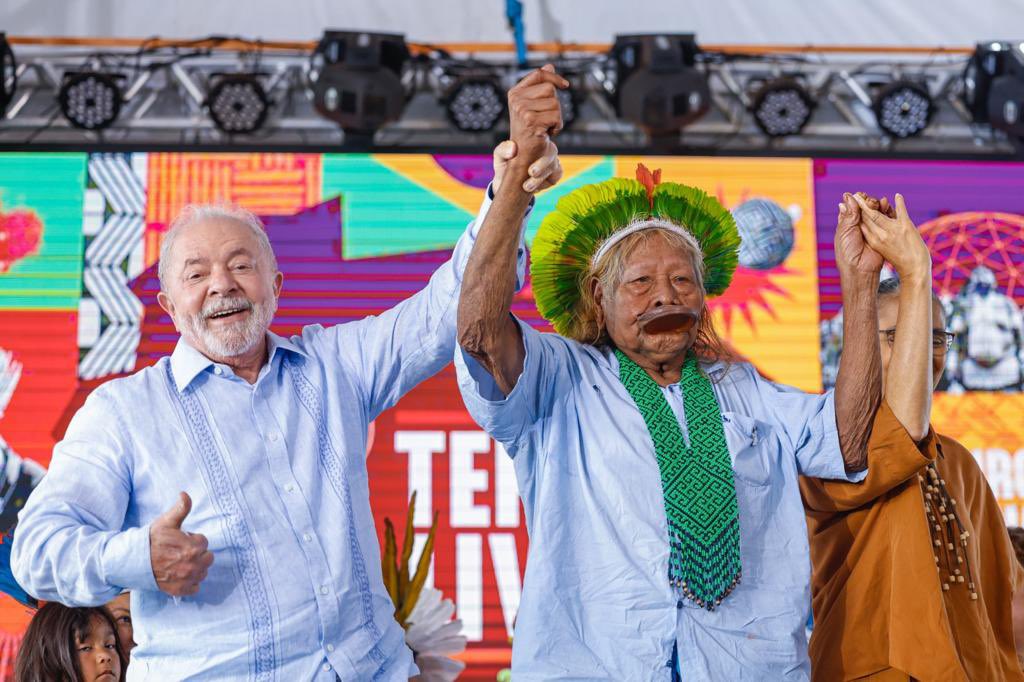 LulaOficial's tweet photo. Sempre uma grande honra compartilhar espaços com o cacique Raoni, que representa uma história de resistência dos povos indígenas.

📸: @ricardostuckert https://t.co/nzpSzsijgZ