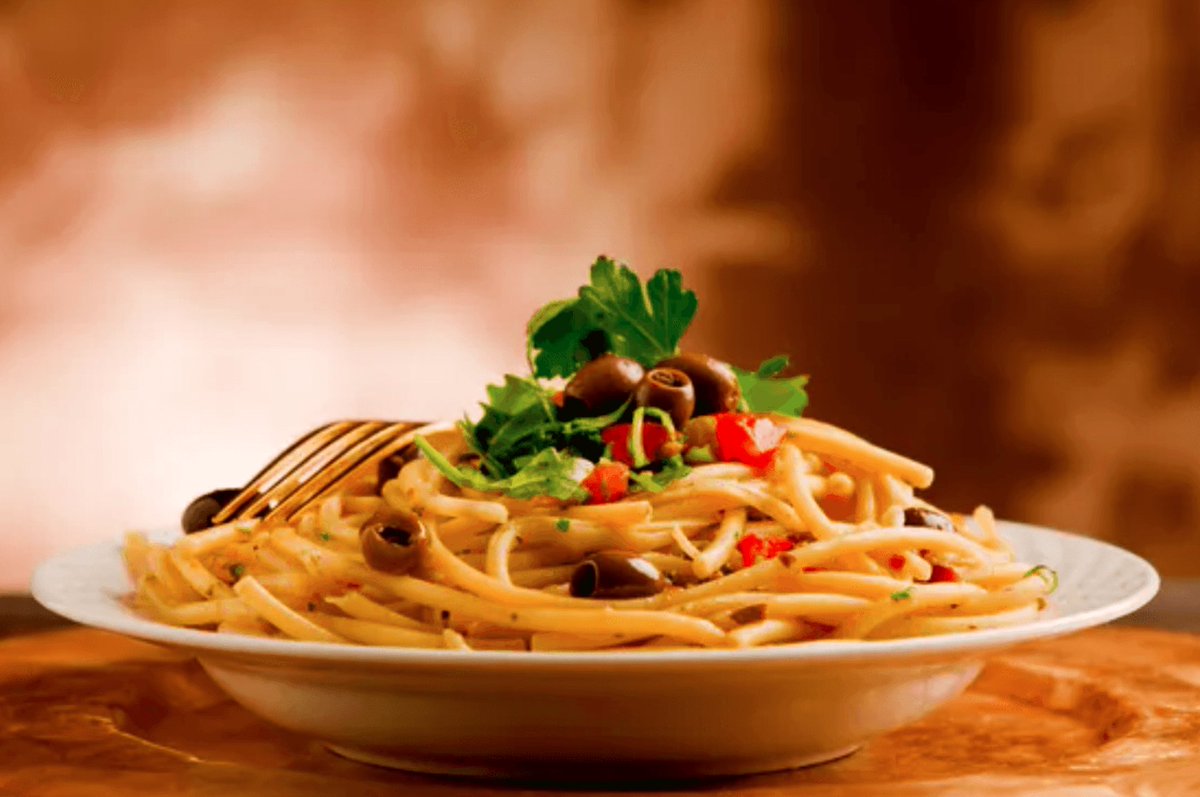 FooodFrenzi's tweet image. Love at first bite! 😍🍝 Italian spaghetti is a work of art that tantalizes your taste buds and warms your soul. The perfect al dente pasta, rich tomato sauce, and mouthwatering toppings make for an unforgettable culinary experience. 🇮🇹 #SpaghettiLove #ItalianFood #FoodieGoals 🍴