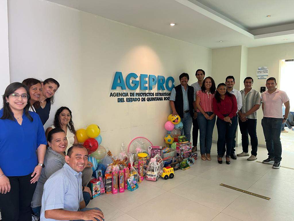AgeproQ's tweet photo. A fin de sumarse para llevar sonrisas y alegría a las niñas y niños en situación vulnerable en su día, personal de la #AGEPRO de Cancún donó juguetes que serán entregados este domingo 30 de abril para festejar a las reinas y reyes del hogar. #NuevoAcuerdo #UnidosParaTransformar https://t.co/tG8CpautbR