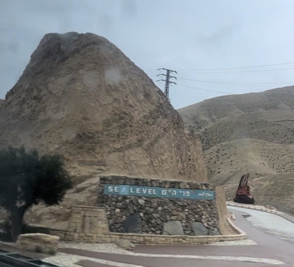 DaphneBarbeito's tweet photo. El #MarMuerto en la frontera de #Israel & #Jordania, le llaman así ya que no hay vida más allá de algas por el alto nivel de sal.
Se estima que su salinidad ronda en el 290%, casi 9 veces más que los océanos.
#CrucerosToGo #Viajes #Vacaciones #SalidaGrupal https://t.co/qxpbnSAw5y