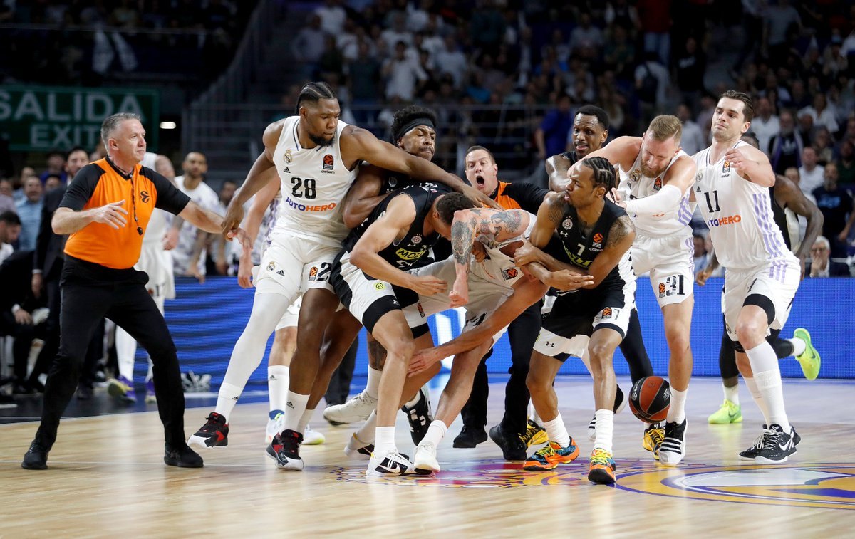 GIGANTESbasket's tweet photo. 🚨📢OFICIAL: Ya se conocen las sanciones de Euroliga tras la pelea de ayer en el Madrid-Partizan

▪️5 partidos a Yabusele
▪️2 partidos a Kevin Punter
▪️1 partido a Gabriel Deck
▪️1 partido a Mathias Lessort
▪️ 50.000 euros a cada equipo

¿Qué te parecen? https://t.co/zaIeJgaSjo