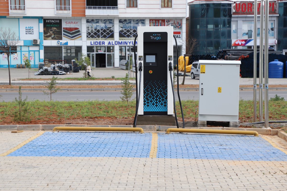 Ülkemizin ilk elektrikli yerli otomobili olan #Togg’un, Doğu ve Güney Doğu Anadolu’nun ilk şarj istasyonu olan #Trugo, Odamız otoparkında kurularak hizmete açılmıştır. 
Elektrikli araç sahipleri, araçlarını maksimum 22 dakikada şarj edebilecek.

<a href="/RTErdogan/">Recep Tayyip Erdoğan</a> <a href="/RHisarciklioglu/">Rifat Hisarcıklıoğlu</a>