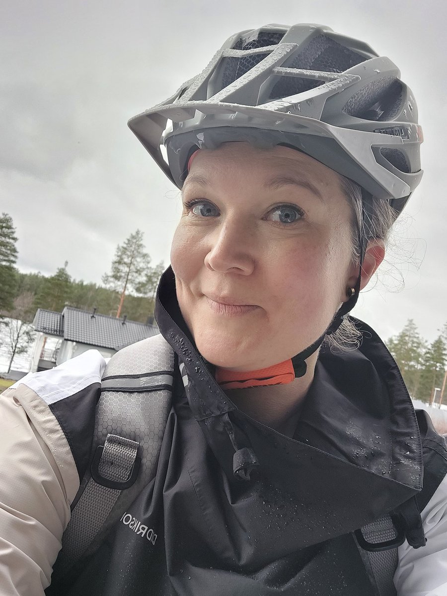 Ei haittaa edes räntäsade tai vastatuuli kun alla on upouusi työsuhdepolkupyörä! Kiitos loistotyönantajani <a href="/UniEastFinland/">University of Eastern Finland</a> Puolisoni mielestä näytän pyöräilytamineissa ihan nelikymppiseltä opettajalta, jännä silleen 😄 Kivvaa Vappua, moikkuu 🚴🏼‍♀️