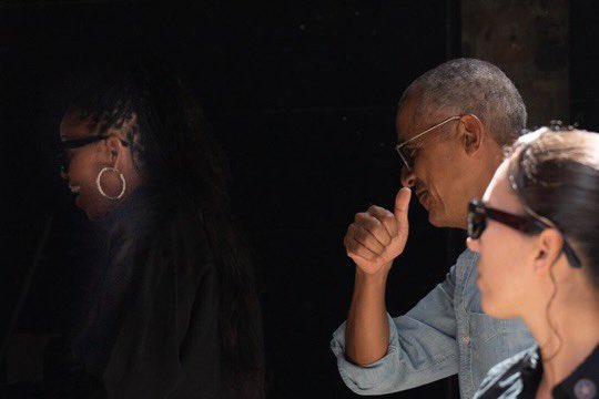 RCR750's tweet photo. #EsNoticia Barack Obama, Michelle Obama y Steven Spielberg están en Barcelona y han visitado la Sagrada Familia y el Museo Moco. Los tres asistirán además esta noche al concierto de Bruce Springsteen. https://t.co/6bdAUxswN1