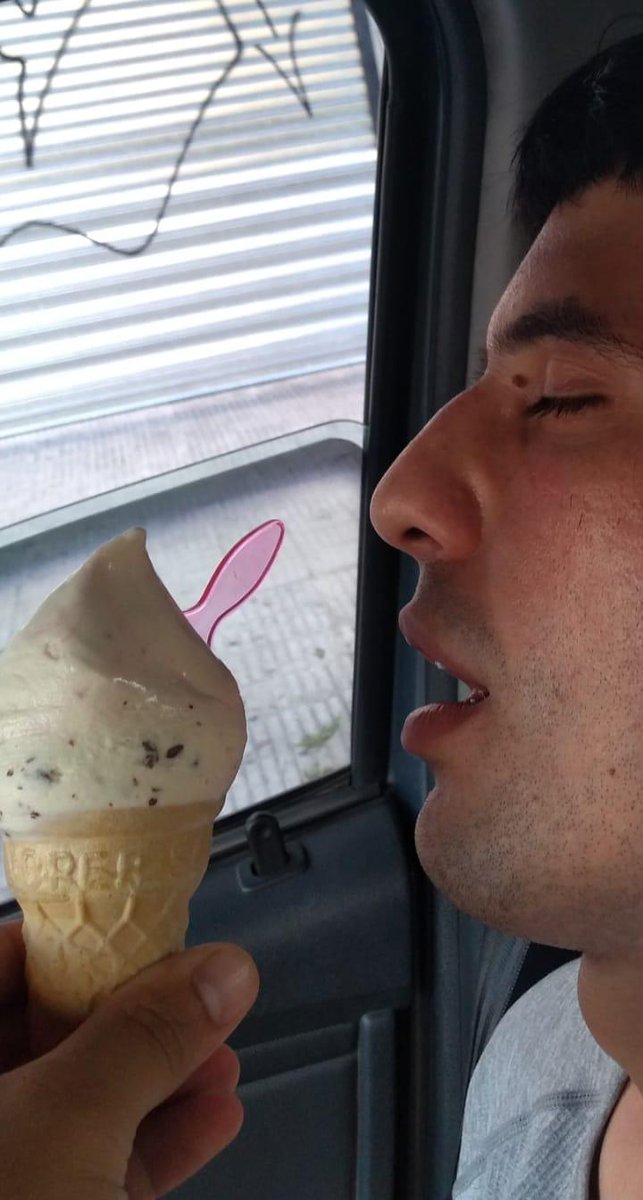 2018 llegamos temprano al ensayo de <a href="/violetcastillo/">Violwta Castillo</a> con antu, la deje dormir hasta q se haga la hora y mientras fui a comprarme ese helado. Gran super band q completaba meri canale en guitarrss acá un video de alguna vez en vivo
youtu.be/BAUgUKs_TjM