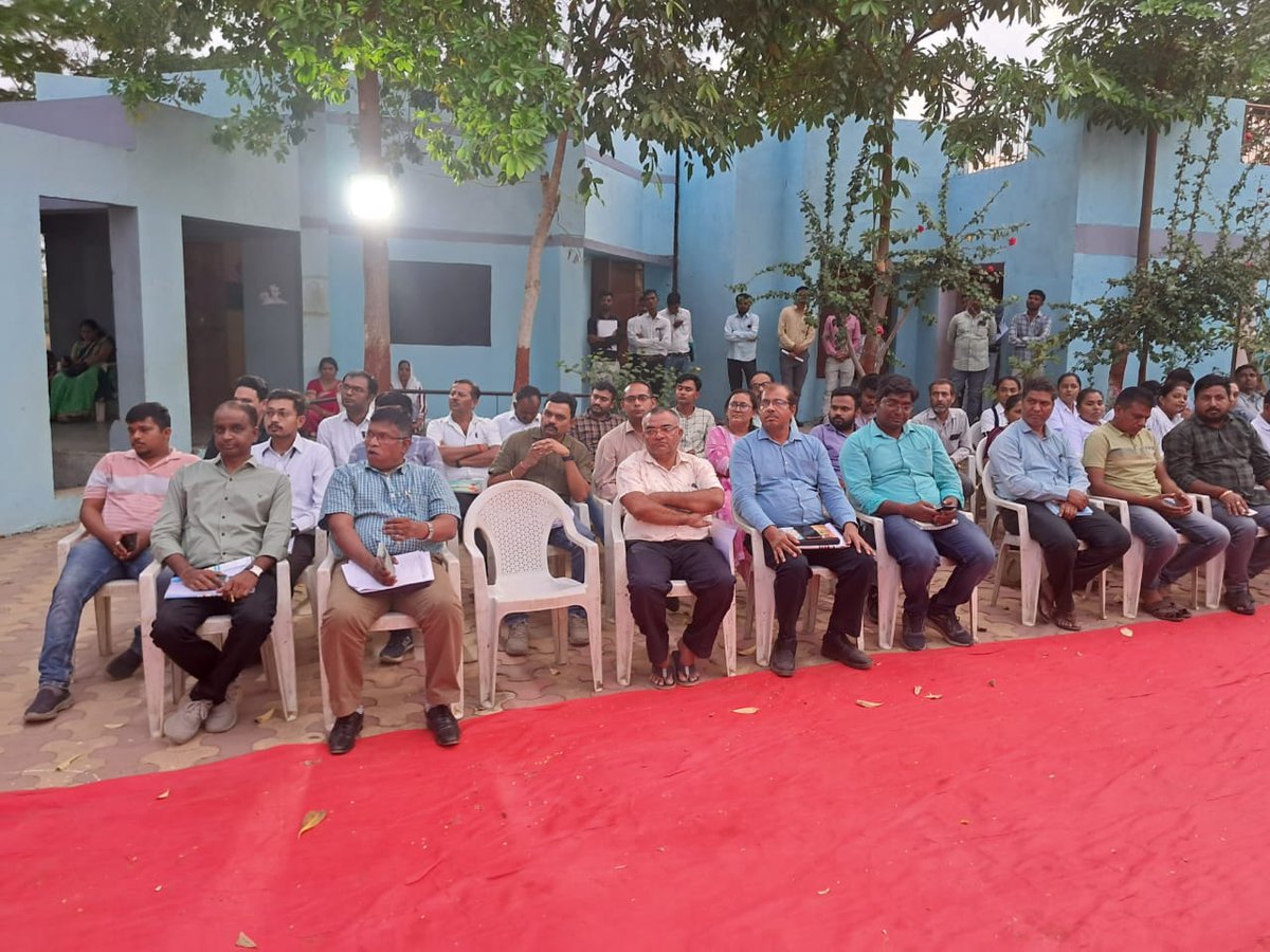 CollectorGodhra's tweet photo. મોજે-દલવાડા,તા-શહેરા ખાતે રાત્રીસભાનું આયોજન કરી સરકારશ્રીની વિવિધ યોજનાઓથી ગ્રામજનોને માહિતગાર કરી ગ્રામજનોના આંગણવાડી-એક ફળિયામાંથી બીજા ફળિયાને જોડતા રસ્તો,નાની સિંચાઇના પ્રશ્નોના નિરાકરણ લાવવા સબંધિત અધિ.શ્રીઓને સૂચનાઓ આપવામાં આવી.@CMOGuj @kuberdindor @rmanjhu @revenuegujarat https://t.co/PlDUR5lwmP
