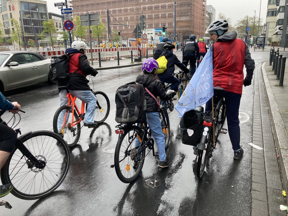 BiciBusOF's tweet photo. Trotz Nieselregens 🌧️ und einer Panne unterwegs hatten wir einen zauberhaften Auftakt 🥰.
Alle sind sicher in der Schule angekommen.
Vielen Dank an die Helferinnen und Helfer sowie die (Stadt-)Polizei.
In vier Wochen fahren wir wieder 📅. Wir freuen uns schon 😊. https://t.co/syDvykCnvj
