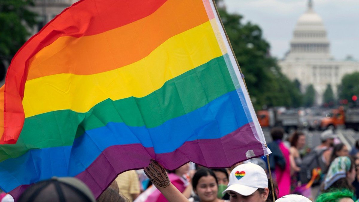 One in four high school students identify as LGBTQ trib.al/G6wROAB