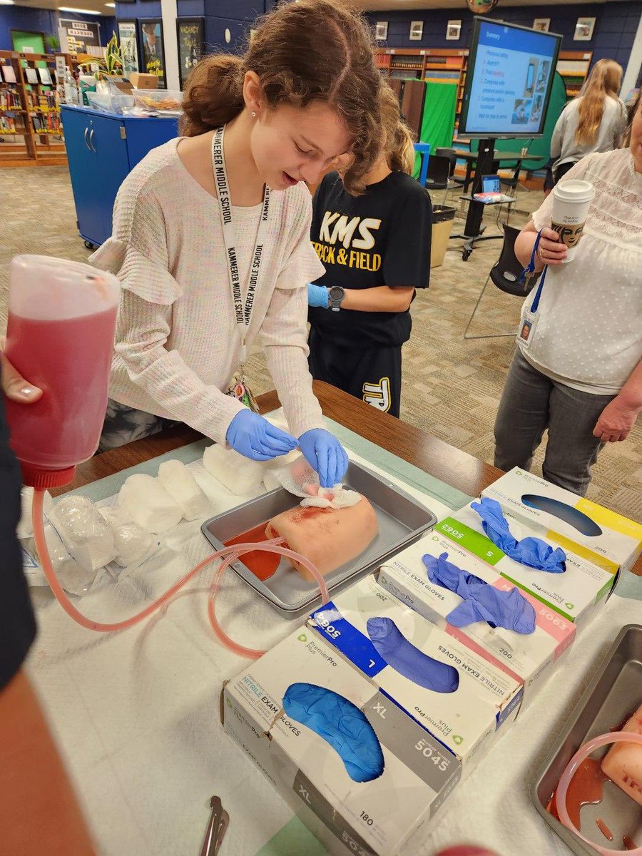 Loving the @UofLHealth community partnership! Our @KammererCubs had a truly hands-on learning opportunity today! @ExploreJCPS #StopTheBleed #MiddleMatters #CubsToBruins