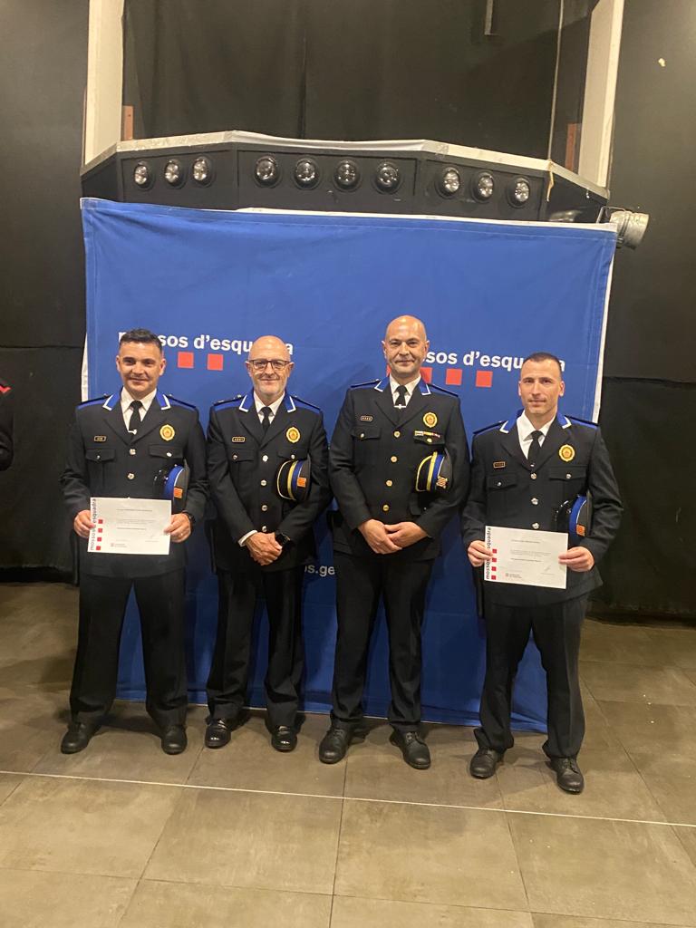 DIA DE LES ESQUADRES A LES TERRES DE L'EBRE
Aquest matí el cos <a href="/mossos/">Mossos</a> ha celebrat la seva diada de les Terres de l'Ebre a l'Auditori Octavi Ruiz d'Amposta. Entre els reconeixements que s'han realitzat, s'ha lliurat una felicitació individual a dos membres de la <a href="/PoliciaAmposta/">Policia Local d'Amposta</a>