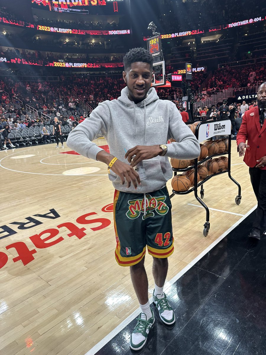 aristotlegrowth's tweet photo. I wore shorts &amp; a hoodie to the Hawks Game sitting floor seats to prove a point. I’ve reached J Cole &amp; Andre 3k status. Meaning my face is now the Jewelry. It’s IN me, not ON me. I don’t have to be flashy, my body of work now speaks for who I am. Everyone still spotted me. https://t.co/9wgmtq399t