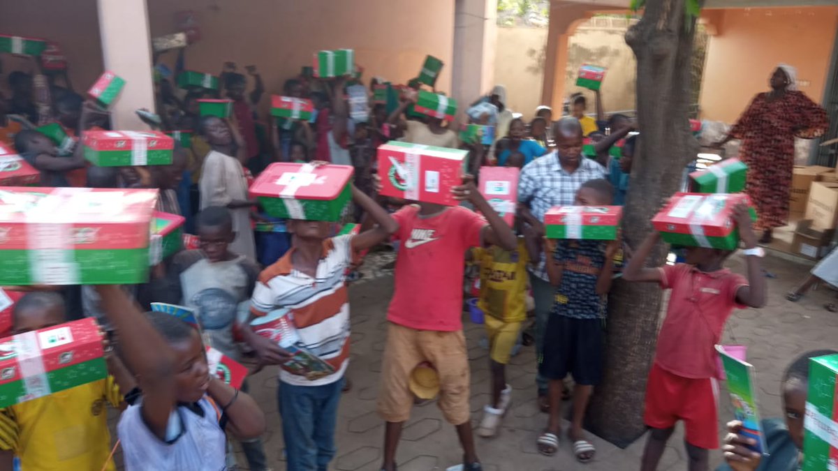 projetsemence's tweet image. #Distribuçao de presentes 🎁 pelas crianças Garibous do Projeto Jigiya Si 🤩
#Muito obrigado a OEN-Mali  Samaritans Purse 😍
Jigiya SI : "Semear na esperança e plantar na esperança."

#Participe conosco: doeafrica.org/doeagora/famil…
Alhassane &amp;amp; Simone 🌹

🙏🇧🇫🌍🇲🇱🙏