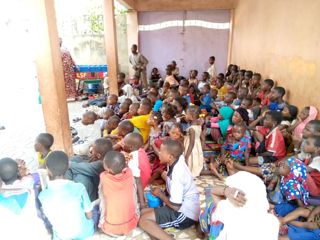 projetsemence's tweet image. #Distribuçao de presentes 🎁 pelas crianças Garibous do Projeto Jigiya Si 🤩
#Muito obrigado a OEN-Mali  Samaritans Purse 😍
Jigiya SI : "Semear na esperança e plantar na esperança."

#Participe conosco: doeafrica.org/doeagora/famil…
Alhassane &amp;amp; Simone 🌹

🙏🇧🇫🌍🇲🇱🙏