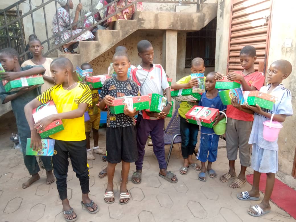 projetsemence's tweet image. #Distribuçao de presentes 🎁 pelas crianças Garibous do Projeto Jigiya Si 🤩
#Muito obrigado a OEN-Mali  Samaritans Purse 😍
Jigiya SI : "Semear na esperança e plantar na esperança."

#Participe conosco: doeafrica.org/doeagora/famil…
Alhassane &amp;amp; Simone 🌹

🙏🇧🇫🌍🇲🇱🙏