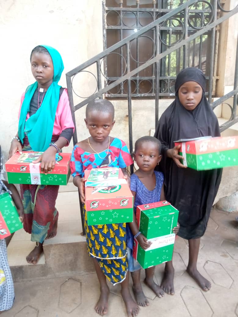 projetsemence's tweet image. #Distribuçao de presentes 🎁 pelas crianças Garibous do Projeto Jigiya Si 🤩
#Muito obrigado a OEN-Mali  Samaritans Purse 😍
Jigiya SI : "Semear na esperança e plantar na esperança."

#Participe conosco: doeafrica.org/doeagora/famil…
Alhassane &amp;amp; Simone 🌹

🙏🇧🇫🌍🇲🇱🙏