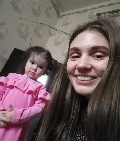 yoshkinkrot's tweet photo. 💔 Это фото погибшей маленькой девочки и её мамы в Днепре. Их убило в результате российской атаки

🤬 Второе фото — с надписью «Точно в цель» — опубликовало в своём официальном аккаунте Минобороны РФ. Назвать этих путинских упырей людьми язык не поворачивается https://t.co/DAFnVos2pI