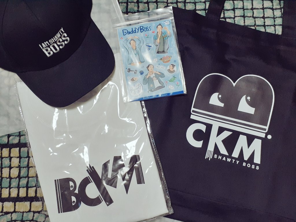 arikopubbo's tweet photo. チャイカモングッズ届きましたー💫
@LtdYbp さん丁寧なご連絡&amp;発送ありがとうございました🙏

Tシャツのサイズ感わからなくて、海外仕様大きいかな？と思ってSサイズにしたら普通にSサイズだった🤣

#BossOthe1stCollection
#Bosschaikamon 
#ShawtyBoss https://t.co/iH2K0QdRD5