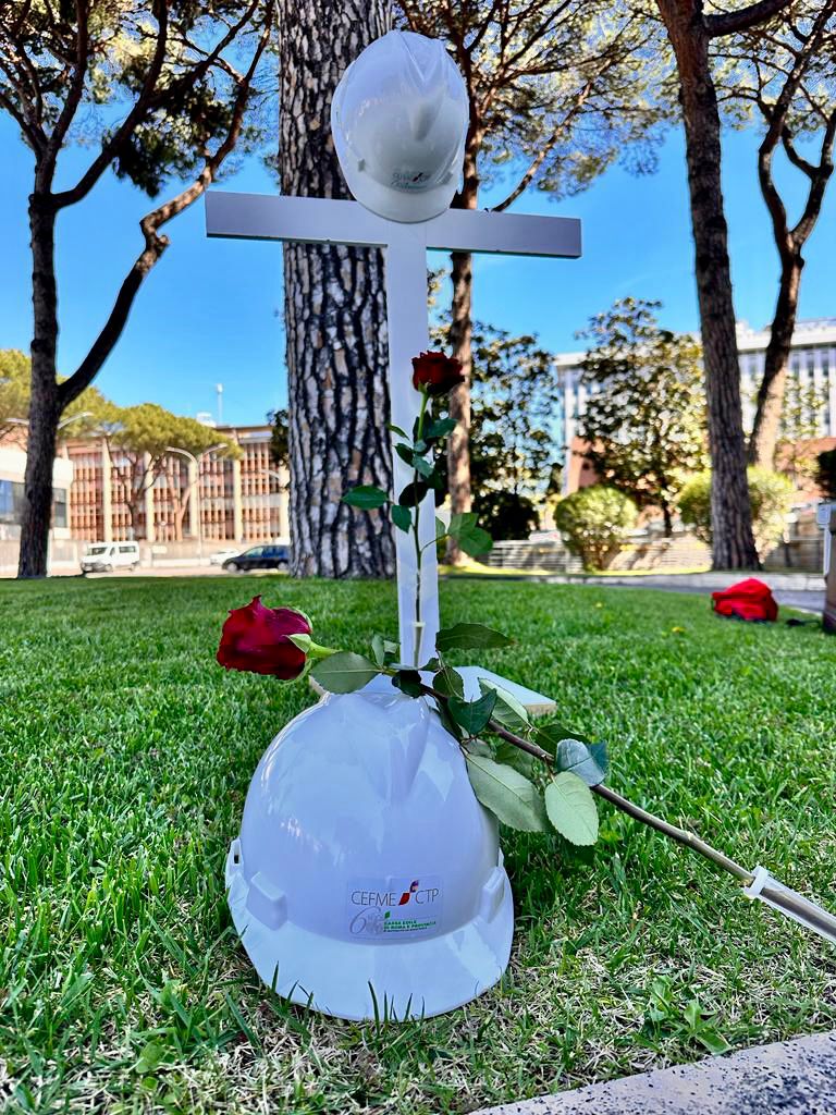 Giornata mondiale #sicurezzasullavoro, commemorazione di @FENEALUIL_ @FilcaRoma @filleacgil a @inail_gov. I segretari hanno deposto una corona di fiori in memoria degli operai morti nello scavo del traforo di #SanGottardo, presente il nostro presidente #GioiaGorgerino. #28aprile
